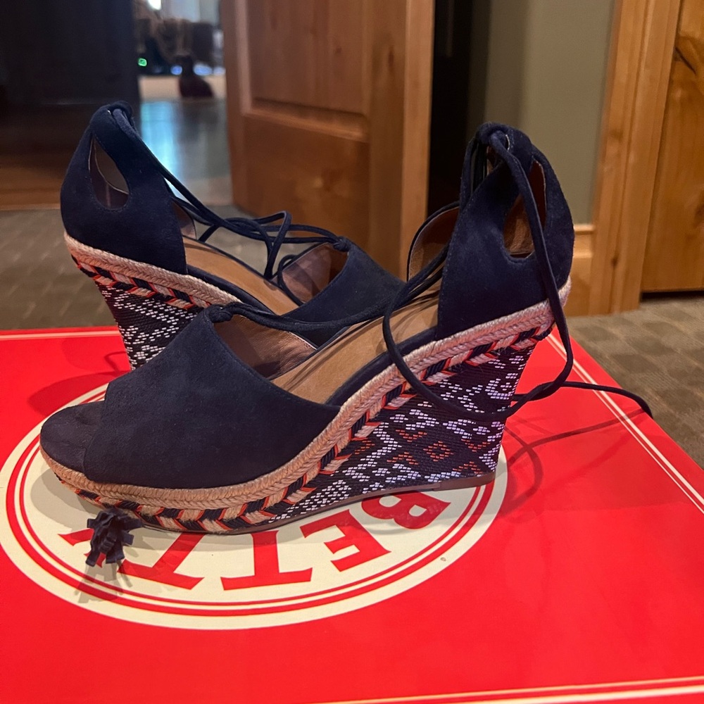 Cabi navy blue printed wedges